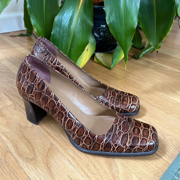 Shoes - Picture 2 of 3